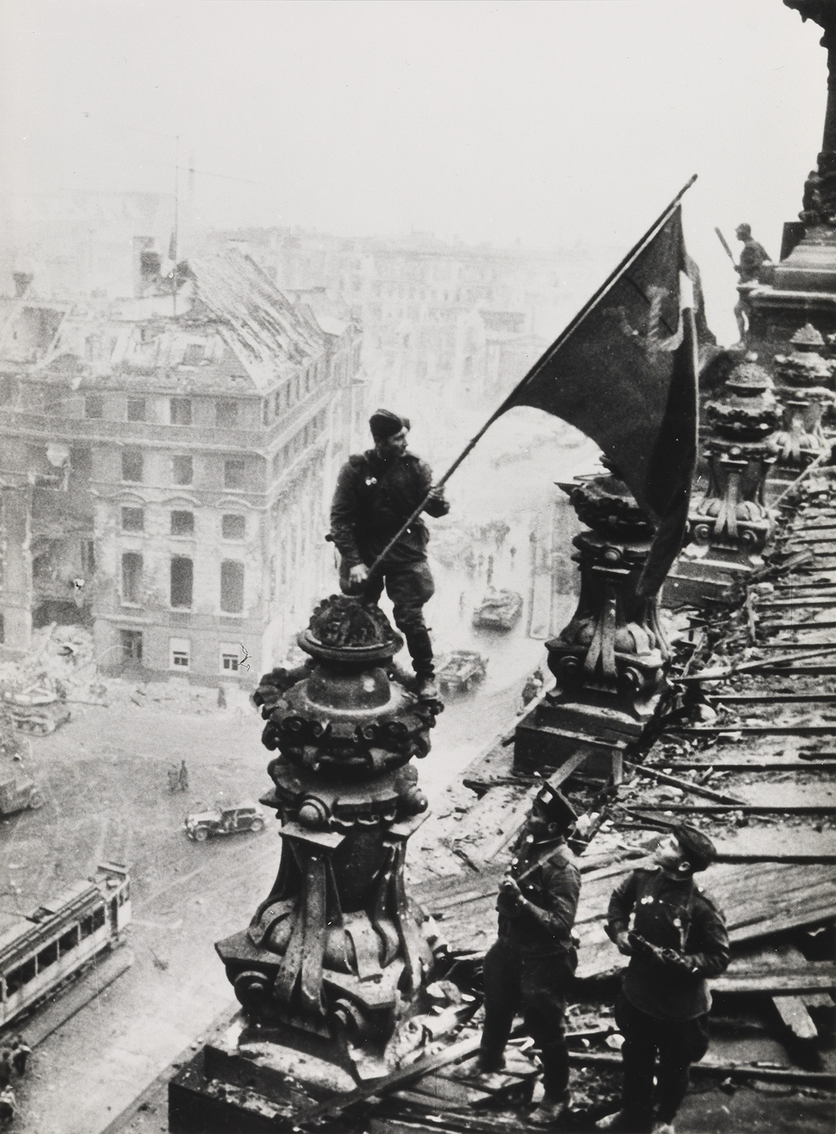 YEVGENY KHALDEI (1917-1997) A group of 4 variant photographs depicting Soviet soldiers raising the [Communist] Red Flag over the Reichs